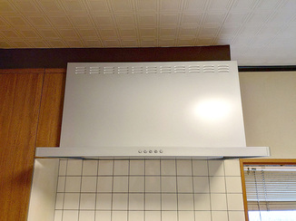 小工事 フラット形状で掃除の手間を減らしたレンジフード